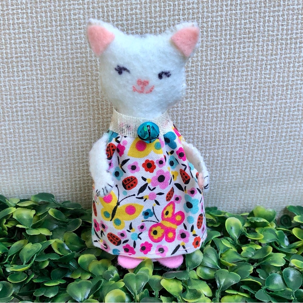 Felt Cat art doll white cream hand-sewn handmade cake topper decor NWT cuuute